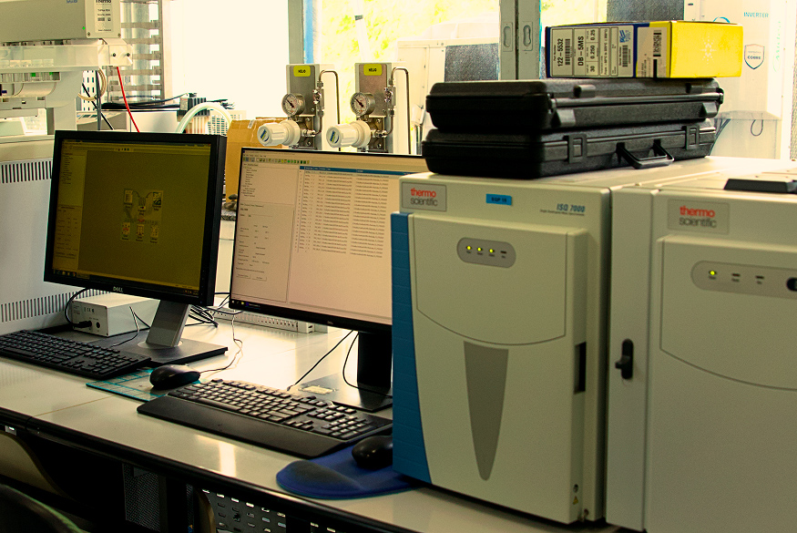 Imagem de aluna no Laboratório