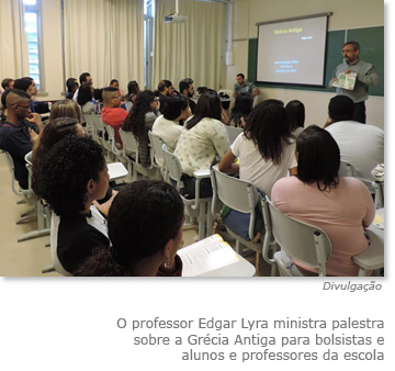 O professor Edgar Lyra ministra palestra sobre a Grécia Antiga para bolsistas e alunos e professores da escola