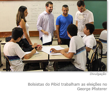 Bolsistas do Pibid trabalham as eleições no George Pfisterer