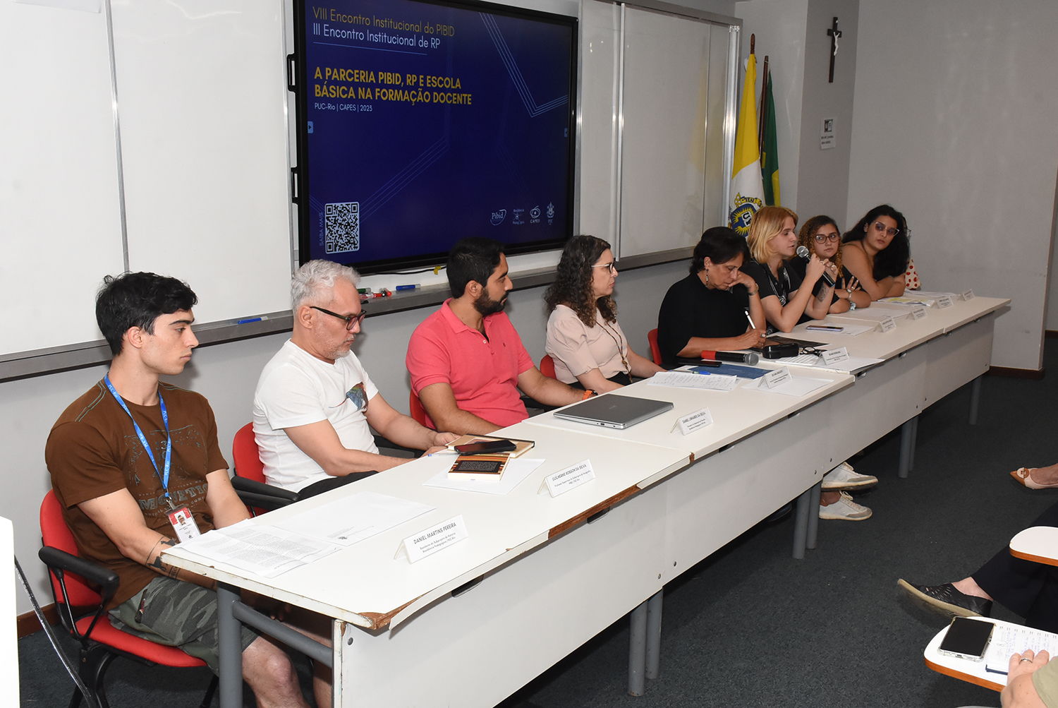 Foto do painel composto por pibidianos, residentes, professores supervisores, preceptores, coordenado pelas professoras Rejane e Silvana