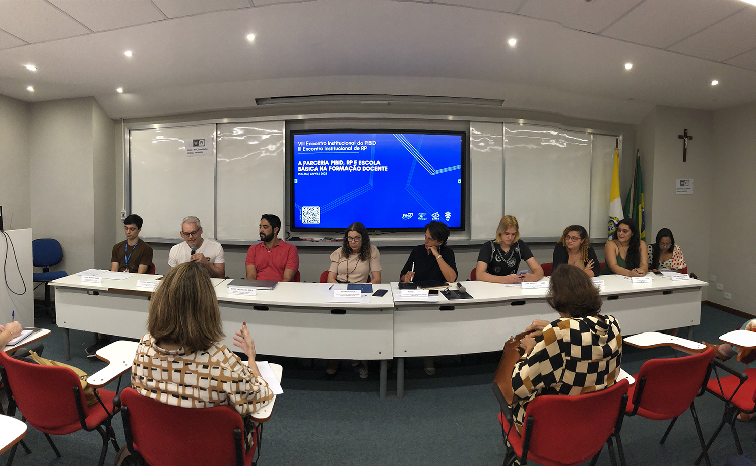 Foto do painel composto por pibidianos, residentes, professores supervisores, preceptores, coordenado pelas professoras Rejane e Silvana