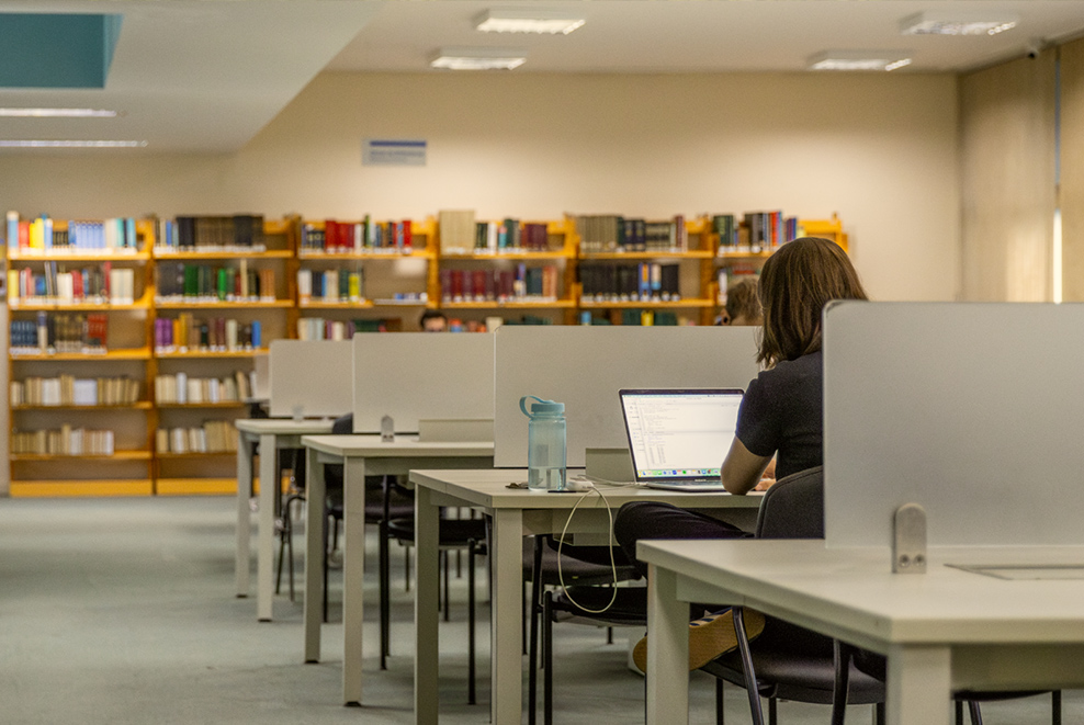 Imagem de alunos na biblioteca