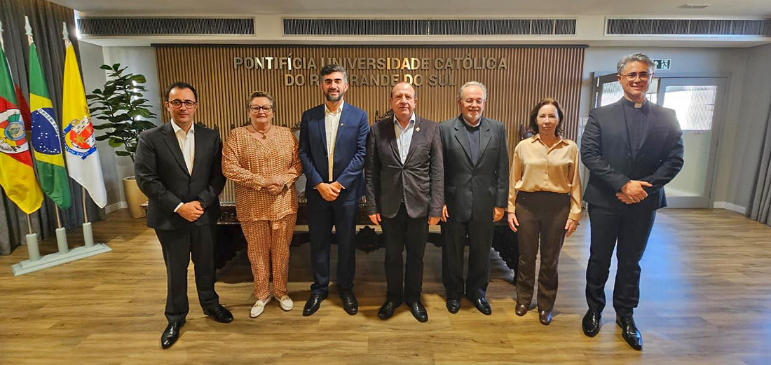 Foto do encontro com as Pontifícias Universidades Católicas do Brasil