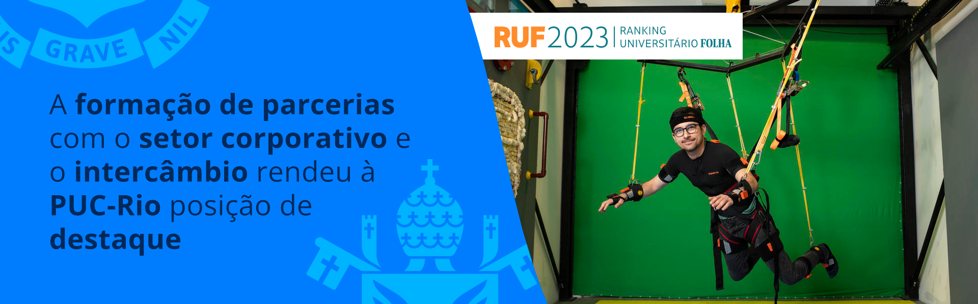 Aluno utiliza sala de treinamento para mergulhadores na PUC-Rio