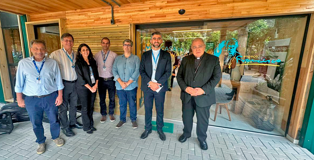 Foto de Dom Orani junto ao reitor e vice-reitores