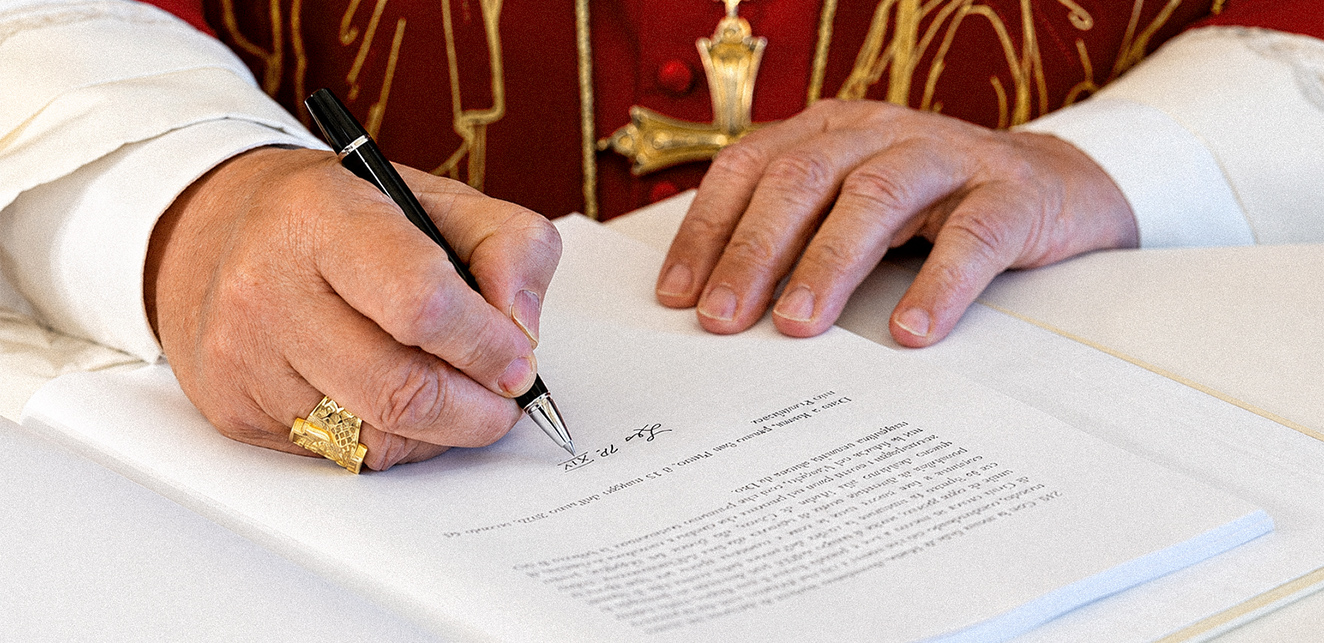 Foto do Papa Leão XIV assinando o documento