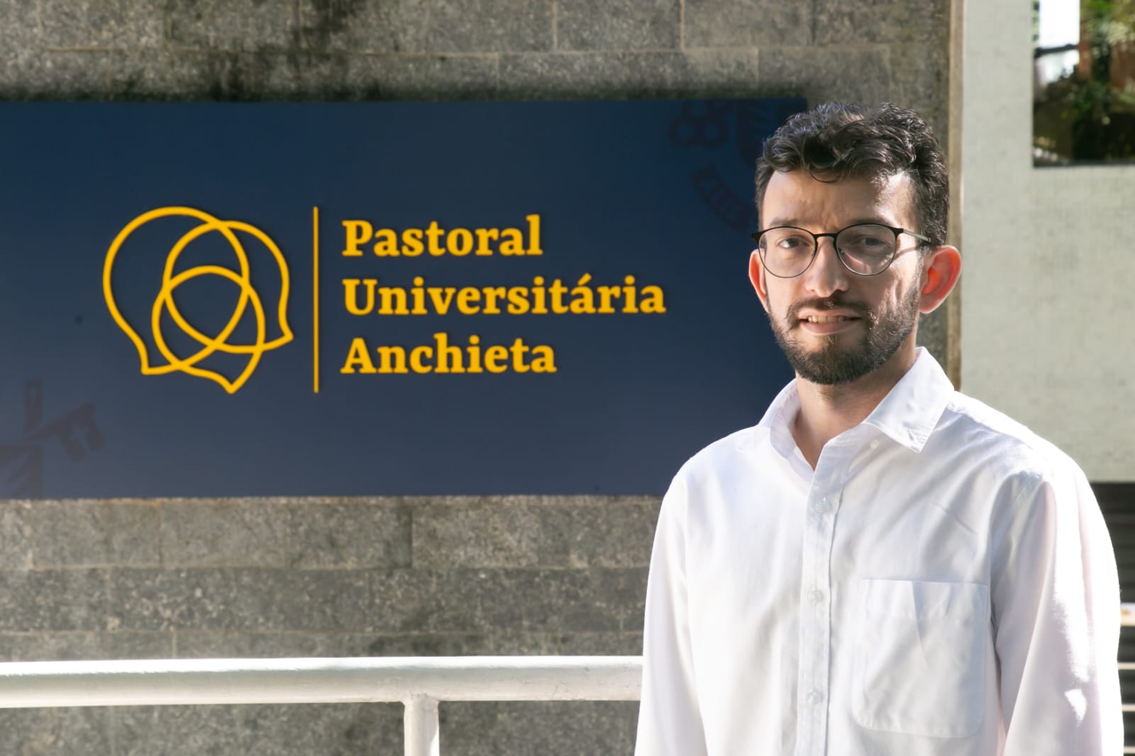 Pe. Paulo Veríssimo em frente à Pastoral Universitária - Foto: arquivo pessoal