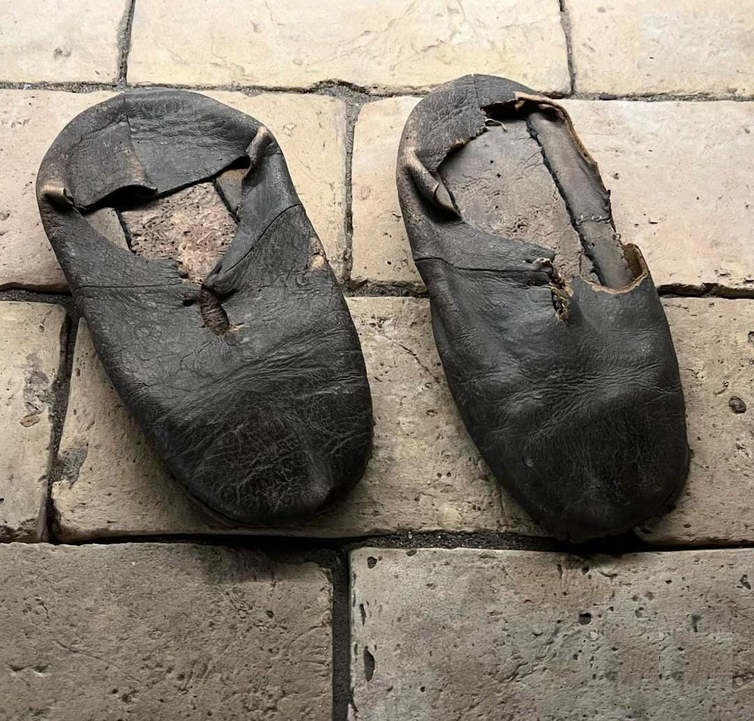 Além dos Exercícios Espirituais, uma das marcas de Santo Inácio é ter sido um peregrino, caminhante, geográfica e existencialmente; na foto, os calçados gastos pela peregrinação - Foto: arquivo pessoal