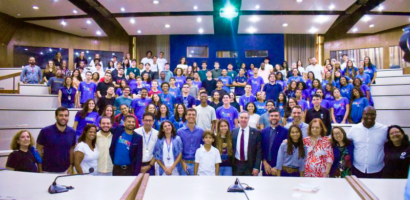 Foto dos participantes do encontro, no Auditório do RDC