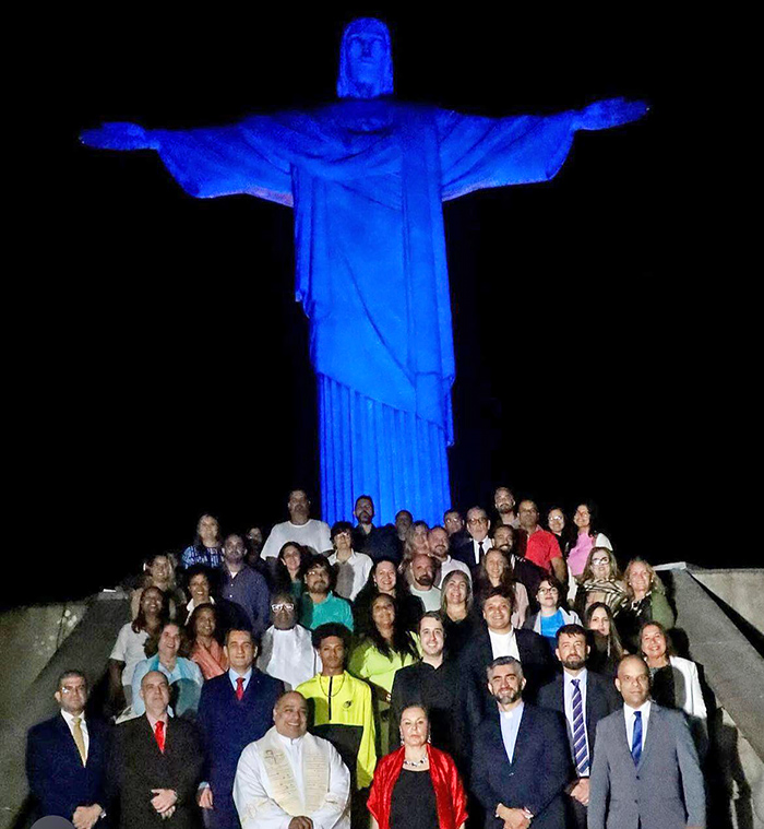 Foto dos participantes do evento com o Cristo Redentor ao fundo