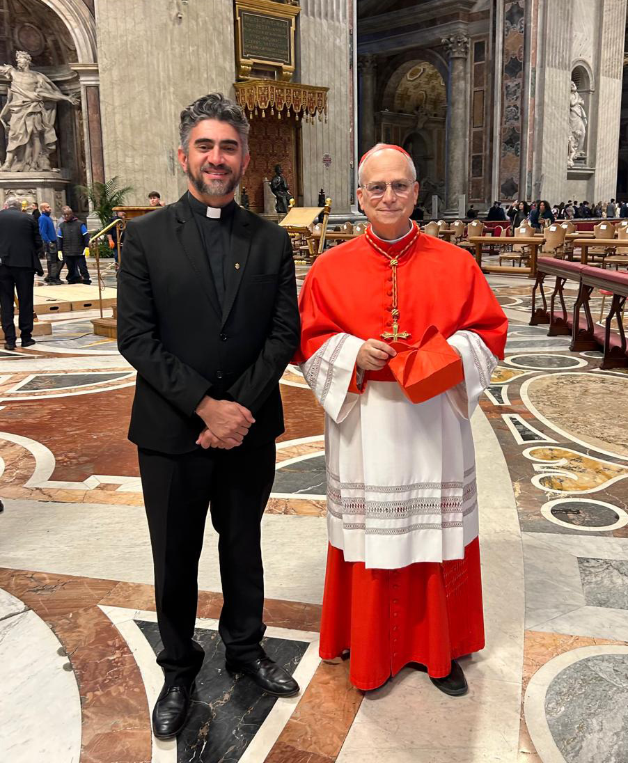 Foto do Papa Leão XIV com o Reitor da PUC-Rio, Pe. Anderson Antonio Pedroso, S.J.