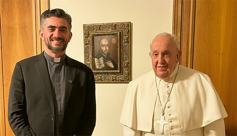 Foto do Papa Francisco com o Reitor da PUC-Rio, Pe. Anderson Antonio Pedroso, S.J.