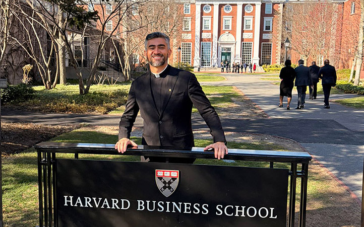Foto de Pe. Anderson Antonio Pedroso SJ na Harvard Business School