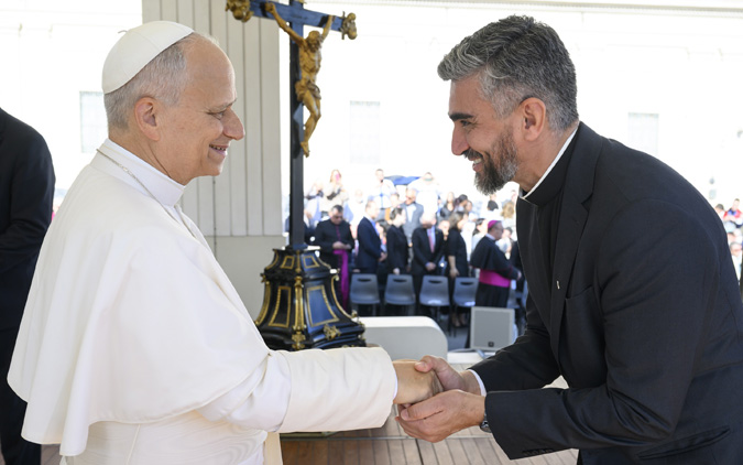 Foto de Pe. Anderson, SJ em encontro com Papa Leão XIV