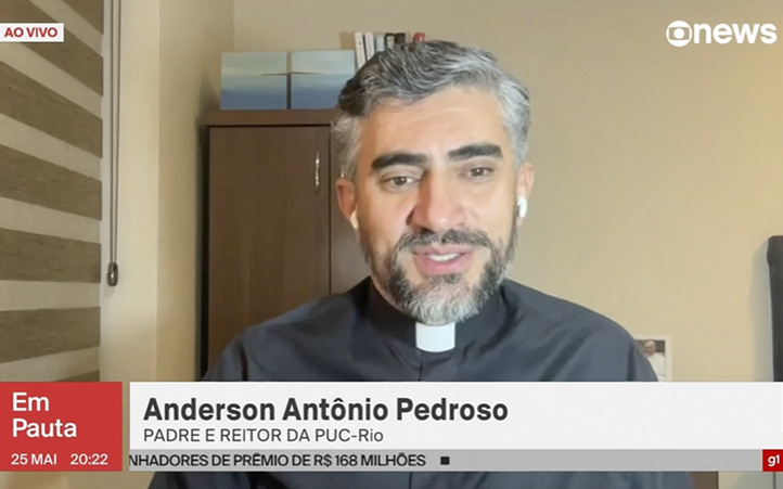 Imagem da entrevista com o Pe. Anderson Antonio Pedroso, S.J.