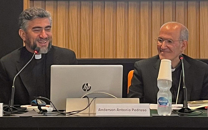 Foto do diálogo, com o Reitor da PUC-Rio, Pe. Anderson Antonio Pedroso, S.J., e o Prefeito do Dicastério para a Cultura e a Educação da Santa Sé, Cardeal José Tolentino de Mendonça