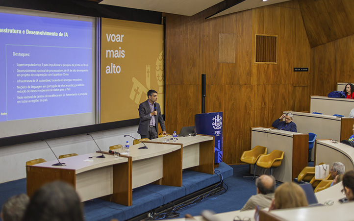 Foto da aula inaugural, com Hugo Valadares