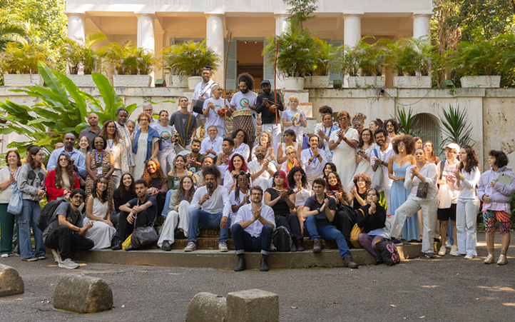 Foto da comunidade universitária na escadaria do Solar Grandjean de Montigny