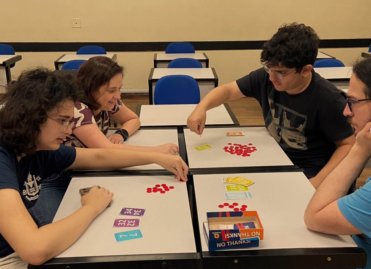 Foto de pessoas jogando jogos de tabulerio
