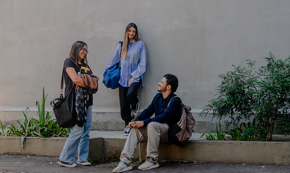 Alunos conversando no campus